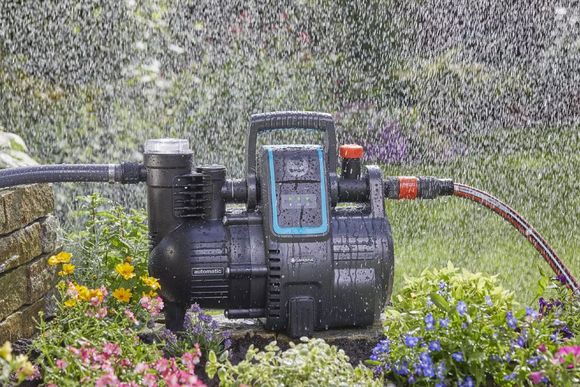 Bewässerungssystem im Garten in Betrieb